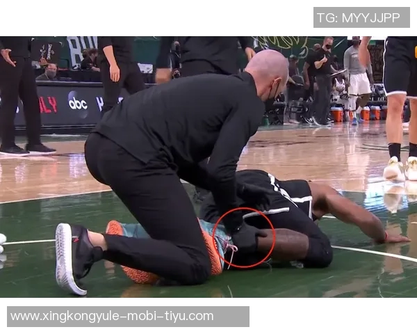 马刺队哈珀脚踝受伤佩戴保护靴拄拐杖离开球馆希望早日康复