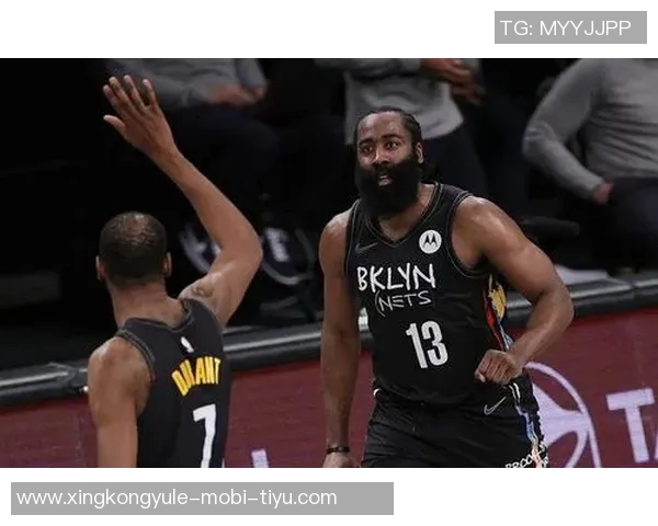 布克首节表现亮眼5投3中贡献6分3篮板2助攻1抢断但也有2次失误